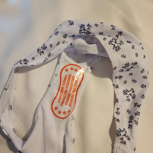 Bikini - Picture 3 of 3